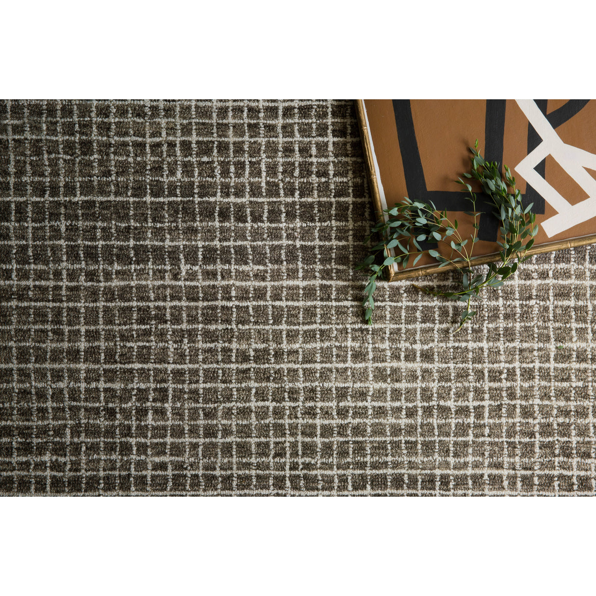 Rugs by Roo Loloi Giana Charcoal Area Rug in size 5' 0" x 7' 6"
