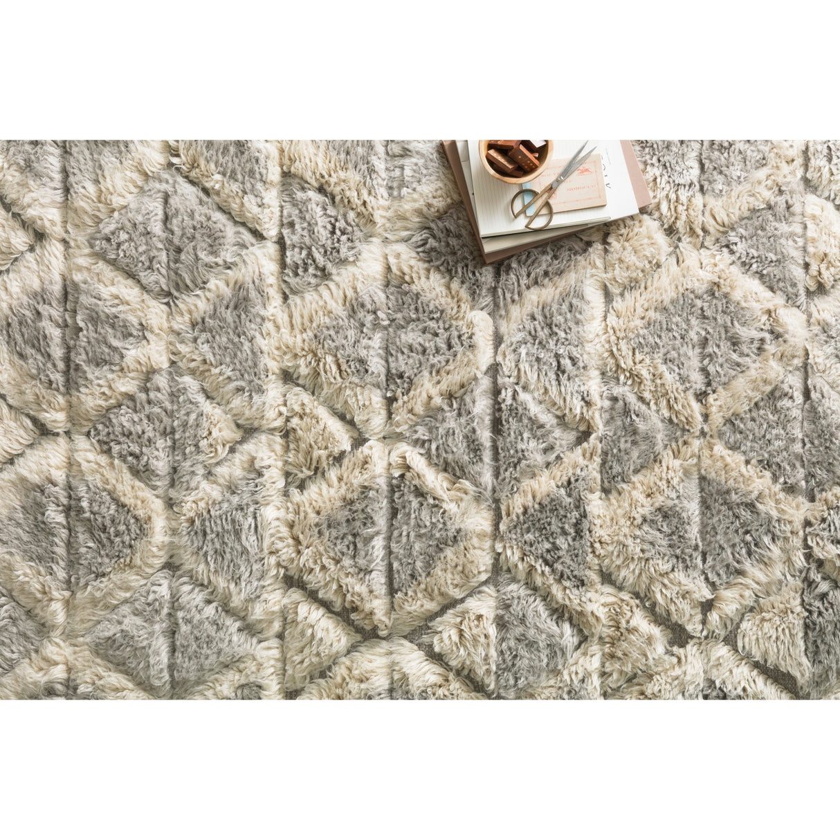 Rugs by Roo Loloi Hygge Smoke Taupe Area Rug in size 4' 0" x 6' 0"